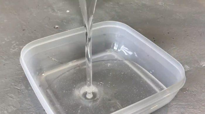 Если раствор приготовлен правильно, он будет лишь немного гуще воды