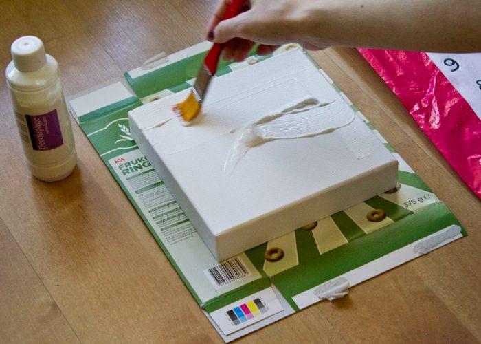 Холст смазывается клеем