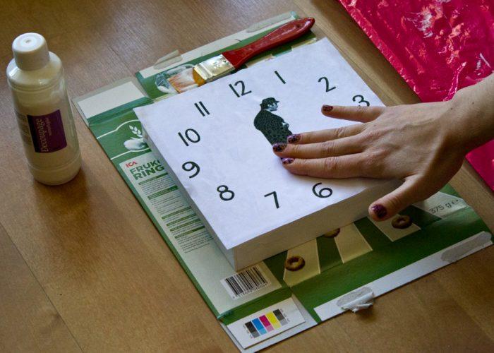 Изображение приклеивается на холст