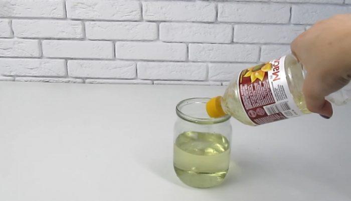 Масло выливается в банку
