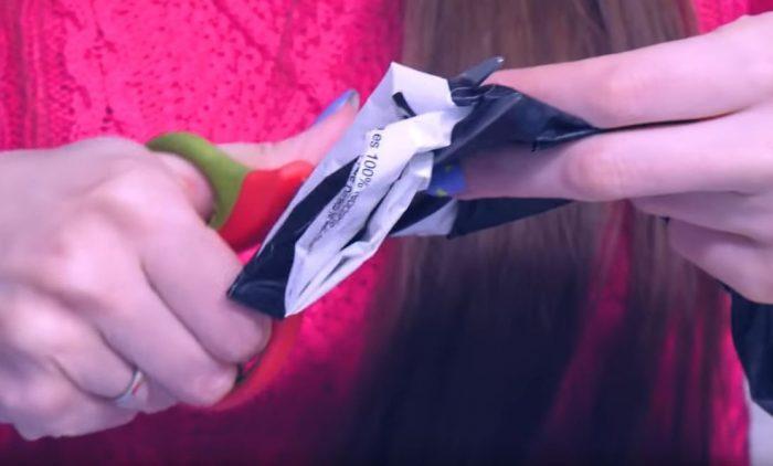 Пакет нарезается на небольшие полоски