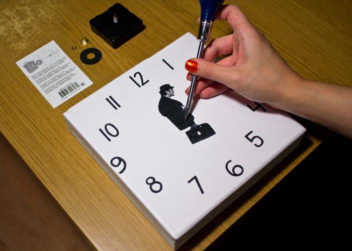 По центру проделывается отверстие
