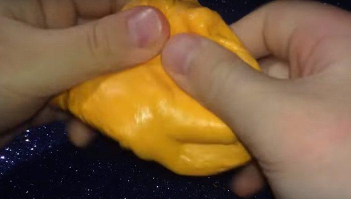 Лизун вымешивается вручную