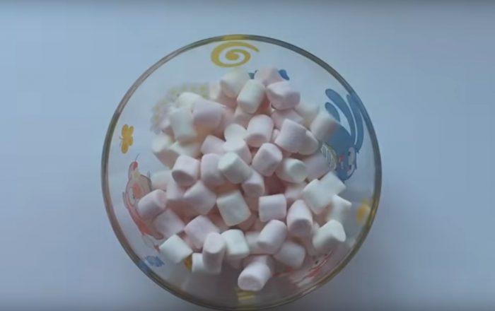 Маршмеллоу в стеклянной миске
