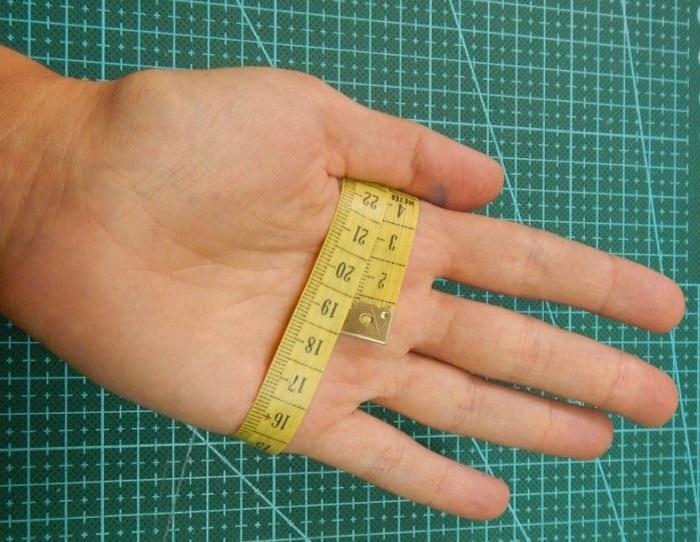 Измеряется обхват ладони