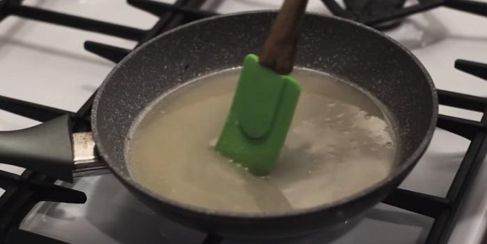 Масса помешивается лопаткой