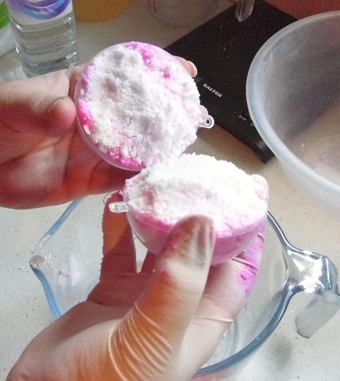 Половинки формы заполнены смесью