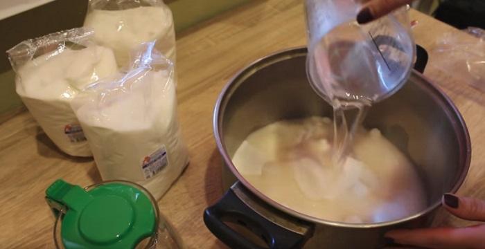 Сахар заливается лимонной водой