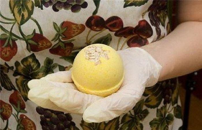 Бомбочка украшена овсяными хлопьями