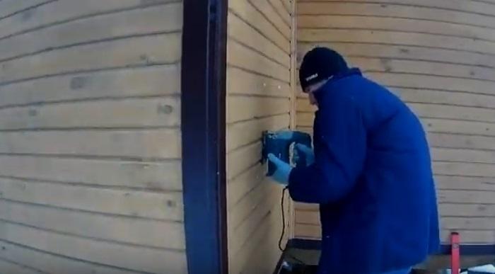 В стене вырезается отверстие