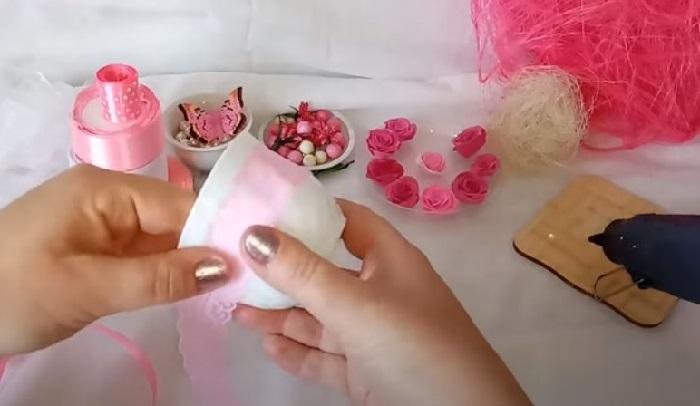 Чашка украшается кружевной лентой
