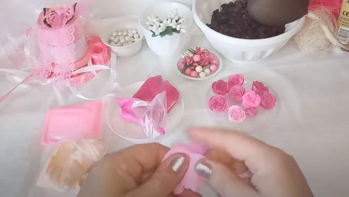 Цветы можно сделать из розового керамопласта