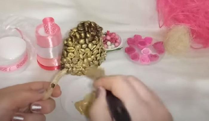 Нанесение акриловой золотой краски