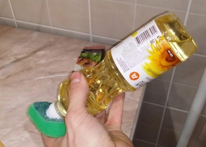 при помощи масла